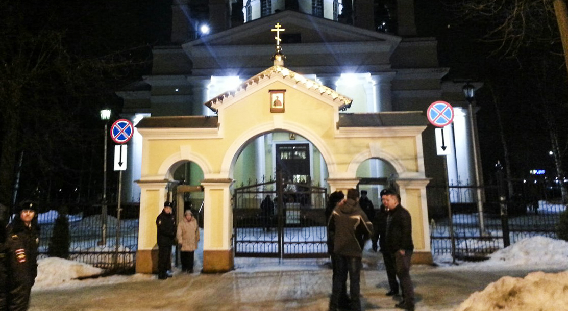 Православные верующие Петрозаводска празднуют Рождество Христово ...